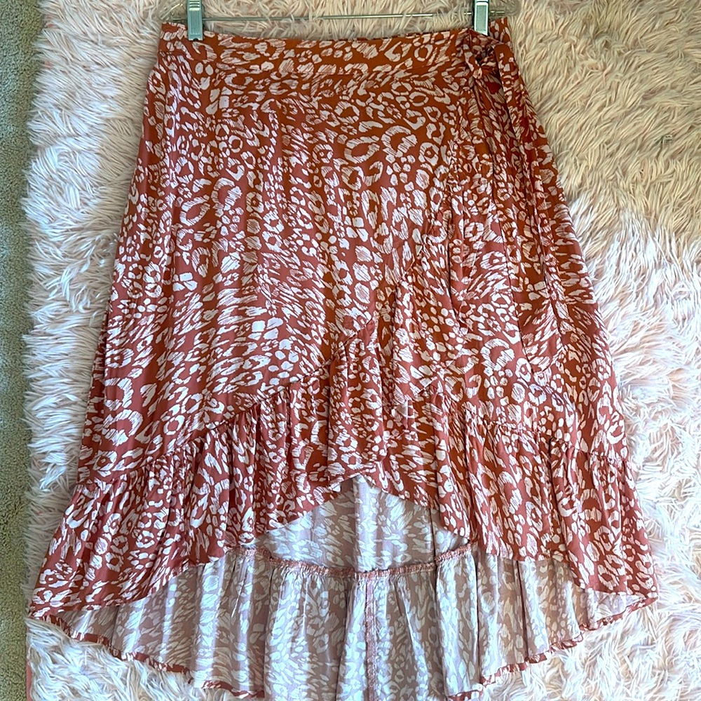 Wrap look cotton skirt. Worn once! Perfect with t shirt or tank top. MIDI / HLow